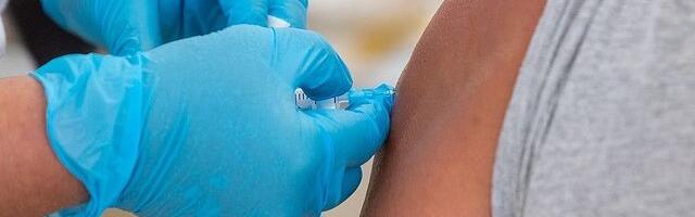 Meedia: Briti valitsus varjab infot, mis seob vaktsineerimise liigsurmade arvuga