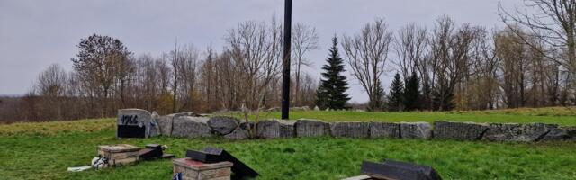 FOTOD | Ida-Virumaal vandaalitseti taas Sinimägede memoriaali mälestuskivide kallal