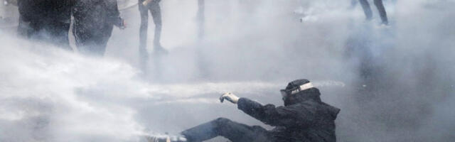 SUZAVAC, GUMENI MECI, PENDRECI, VODENI TOPOVI... Šta bi policija na Zapadu upotrebila protiv blokadera terorista u Novom Sadu? (VIDEO)