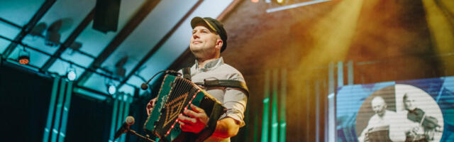 VABARIIGI PILLIMEES ANDIS VÄLJA AUTORIPLAADI