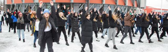 Jõhvi gümnaasium kinkis Eestile ühistantsu