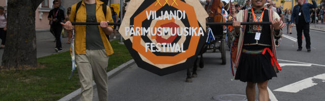 XXX VILJANDI PÄRIMUSMUUSIKA FESTIVALI RAHVAS JALUTAS LÄBI LINNA