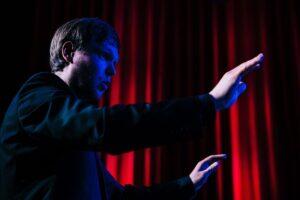 Aukartustäratava tiitlite nimistuga helilooja ja dirigent