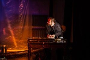 Suures saalis on samal ajal Houellebecq