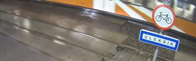 VIDEO | „See oli liiga napikas!“ Rongijuhi kiire reageerimine päästis ratturi elu