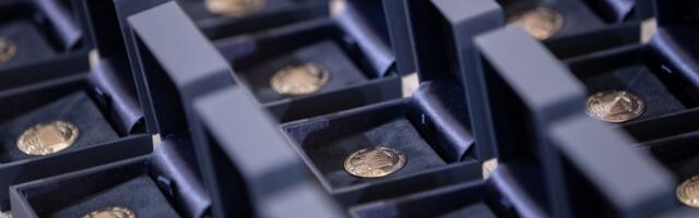 Rektor annab üle Tartu Ülikooli teenetemärgid