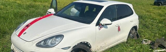 Lätis peeti kinni Eesti kodanik, kes üritas pulma-Porschega migrante sisse vedada