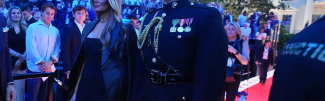 MELANIJA TRAMP GLAVNA TEMA! Svi pričaju o stajlingu prve dame na UFC U BELOJ KUĆI (FOTO GALERI