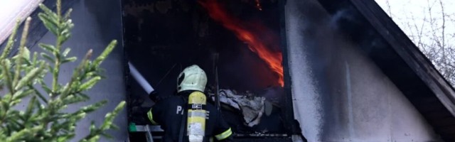 FOTOD ja VIDEO | Harjumaal Harku vallas põles elumaja, naaber aitas elamust kolm last vigastusteta välja
