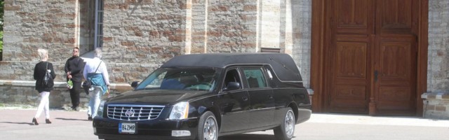 Reporter: Kaarli kirikust saadeti viimsele teele näitleja ja laulja Tõnu Kilgas