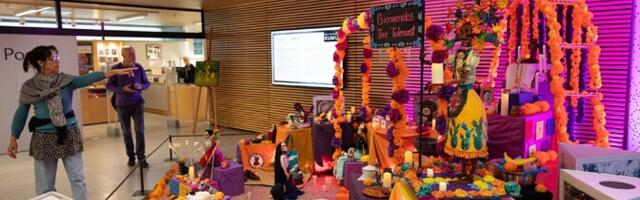 ФОТО: традиционный мексиканский алтарь ко Дню мертвых в атриуме KUMU