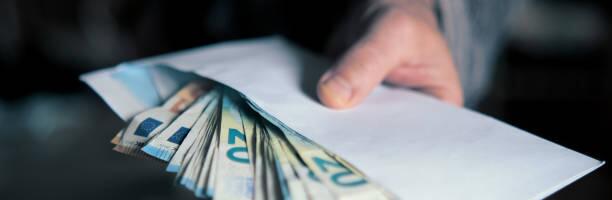 Naisterahvas andis kelmidele ümbrikus sularaha.