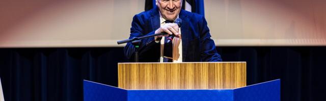 EKRE kõnetuur püüab rahva nõidusunest vabastada. Perekond Helmed võetakse vastu kui superstaarid