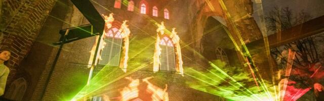 VIDEO JA FOTOD | Võimas valgussõu pani 800-aastase Tartu toomkiriku varemed sajas värvis helendama