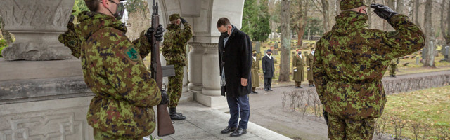 Fotouudis: peaminister asetas pärja langenud Eesti kaitseväelaste mälestuseks