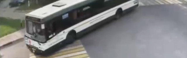 VIDEO: Buss ajab ülekäigurajal lapse alla (NB! Nõrganärvilistele mittesoovitav)