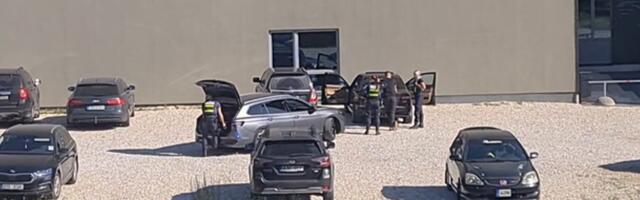 VIDEO | Tartu vangla juures vehkis mees relvataolise esemega ning põgenes, politsei pidas ta kinni