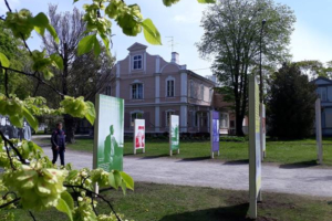 Eduard Vilde muuseumi ees ja sees ootavad põneva näitused