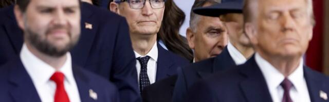 Tim Cook to Appear With Trump at the White House as Apple Announces $100 Billion Investment