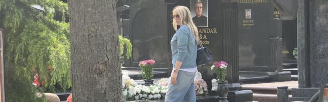 UDOVICA SAŠE POPOVIĆA NA POBUSANI PONEDELJAK IZAŠLA NA GROBLJE: Sama kadi večnu kuću estradnog maga - Simbolika praznika ostaviće vas bez reči (FOTO)