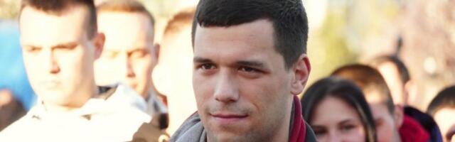 VLADIMIR BALAĆ POKAZAO EMOTIVAN TRENUTAK SA SKUPA U NOVOM SADU: Dok se vijore srpske trobojke, on s rukom na srcu sluša himnu! (VIDEO)