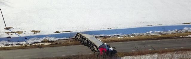 Reporter: Purjus valgevenelane keeras Viljandimaal vatiinikoormaga veoki kummuli