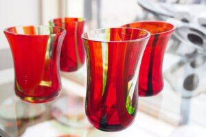 Kalli Seina klaasinäitus ÜLEMINEK „Kunstiaknal“