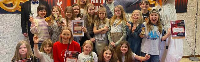 Kol­ga koo­li ja Kuu­sa­lu kesk­koo­li näi­tet­ru­pid võit­sid Har­ju­maa fes­ti­va­lil Grand Prix´