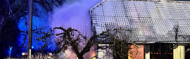 FOTOD | Järvamaal põleb elumaja, üks inimene viidi haiglasse