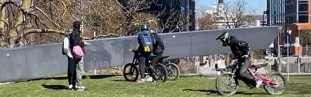 Kamp noorukeid kündsid tsiklitega Estonia mälestusmärgi ümber muru üles