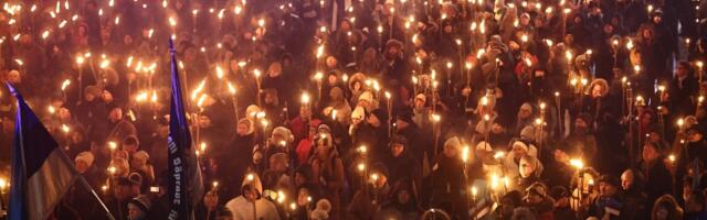 OTSEFOTOD | Tallinna vanalinnas toimub EKRE tõrvikurongkäik, poolsada inimest protestib ka selle vastu