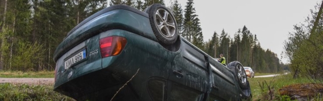 FOTOD | Viljandimaal keeras autojuht oma Volkswageni katuse peale