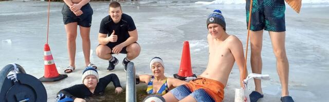 Õpetaja Maire Aul veedab oma klassiga jääaugus kvaliteetaega