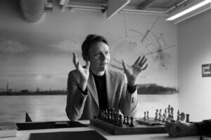 „Märkmepaberite virn on voodi kõrval.  Kui hea mõte tuleb, kirjutan üles“