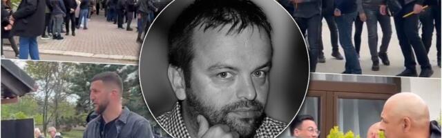 SAHRANA SAŠE KATANČIĆA: Ćerka nosi belu ružu, supruga neutešno plače, sin je drži za ruku: Estrada se okupljaju na groblju