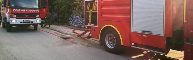 Vatrena stihija u Zrenjaninu: Požar zahvatio bivšu fabriku, padaju delovi krova, vatrogasci jedva obuzdavaju buktinju (VIDEO)