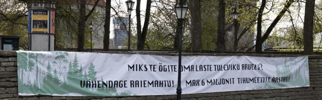 FOTOD | „Miks te õgite oma laste tuleviku arvelt?“ Riigikogu ees lehvis terava sõnumiga plakat
