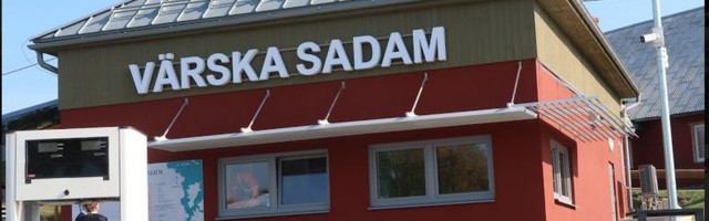 Värska sadamas anti Eesti Merekooli õpilastele pidulikult üle pagunid,