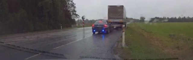 VIDEO | VEOAUTO OHTLIKUD MANÖÖVRID: Tallinna–Tartu maanteel kihutanud roolijoodik saadeti riigist välja