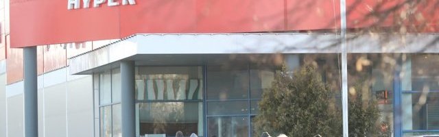 FOTOD | Järjekord ukse taga: kauplused piiravad nüüd külastajate arvu, et 2+2 reeglist kinni pidada