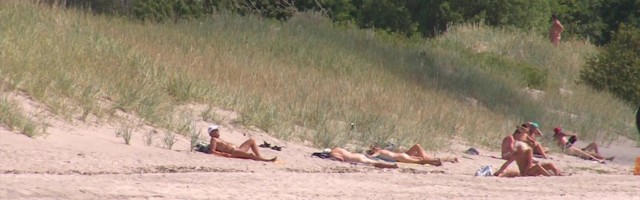 Reporter. Nudistid peavad pealekaebajate hirmus põõsas passima, sest randadesse neid ei oodata