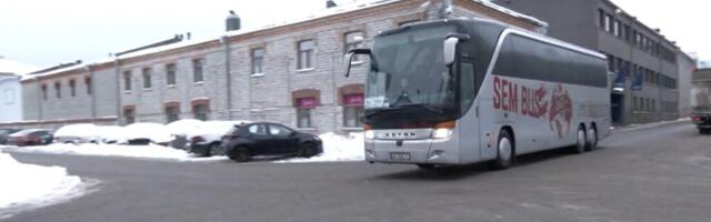 VIDEO. Bussijaamas ei mahu lume rohkuse tõttu bussid pöörama