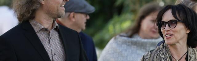 Siiri Sisask saabus roosiaeda käsikäes tuntud dirigendiga. Lauljanna paljastas, mis neid ühendab