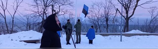 Päiksesetõusul kerkis sinimustvalge lipumasti Valaste joa juures