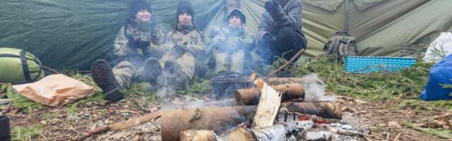 Punt lageda taeva all ööbinud noori harjutas looduses toimetulekut