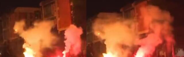 "DESANT NA FILOZOFSKI" Blokaderi u crnom krenuli da pale Novi Sad: Sa bakljama ispred obrazovnih ustanova - pogledajte stravične scene! (VIDEO)