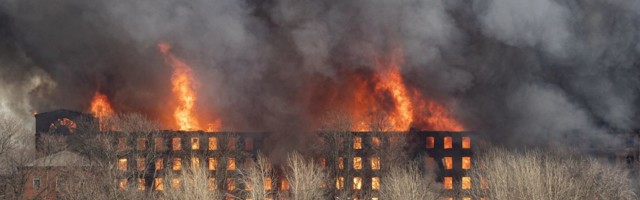 Peterburi ärikeskuses möllab tohutu tulekahju