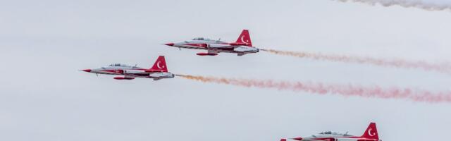 FOTOD | Türgi õhuväe vigurlennuüksus lendas üle Pärnu