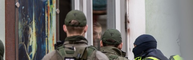 FOTOD | Kohvik Toormoor lubas piirangutest hoolimata klientidel kohapeal süüa-juua, omanikud keeldusid kohale tulnud politseile ust avamast