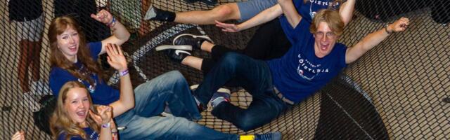 Kümme Eesti koolinoort lendavad kaaluta olekusse